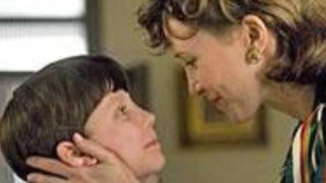 Chlapec v pruhovaném pyžamu