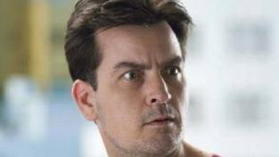 Kvůli podezření z domácího násilí byl zatčen herec Charlie Sheen