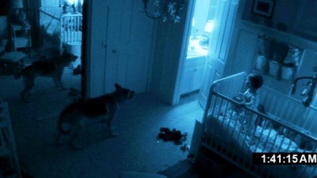 Víkendovou jedničkou v severoamerických kinech byl horor Paranormal Activity 2