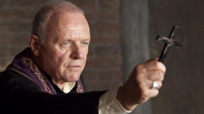 Horor Obřad s Anthony Hopkinsem vede návštěvnost severoamerických kin