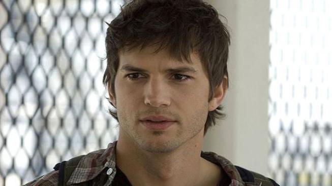 Charlieho Sheena v seriálu Dva a půl chlapa nakonec nahradí Ashton Kutcher