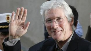 Herec Richard Gere prodá v aukci svoji sbírku kytar