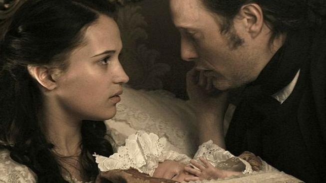 Dánský snímek Královská aféra přijde do kin 12. dubna