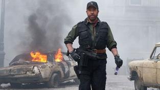 Staří hrdinové z filmu Postradatelní 2 vedou filmový žebříček