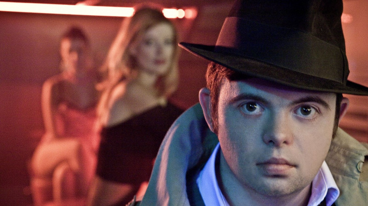 Detektiv Down - recenze sympatické komedie