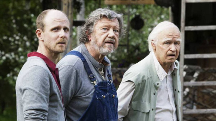 Stoletý stařík, který vylezl z okna a zmizel - recenze švédské komedie