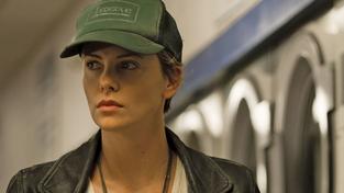 Temné kouty - recenze thrilleru s Charlize Theronovou