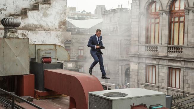 Daniel-Craig-as-James-Bond-on-the-Set-of-SPECTRE