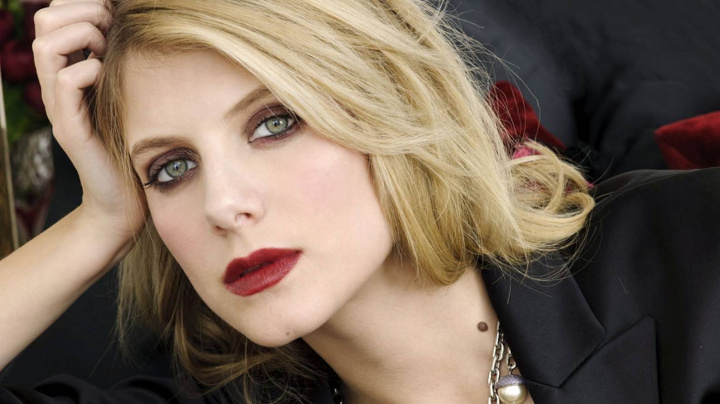 Listopadové herečky: bondgirls, mláďata i dámy po čtyřicítce