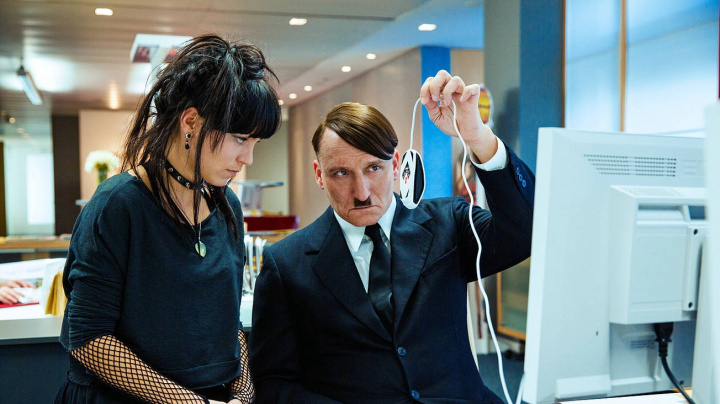 Už je tady zas - recenze komedie s Adolfem Hitlerem