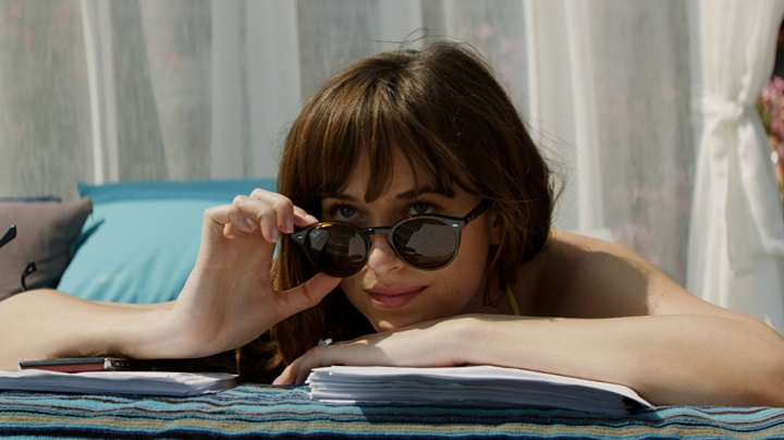 Padesát odstínů svobody sází na erotiku, zbraně a jedno šokující překvapení