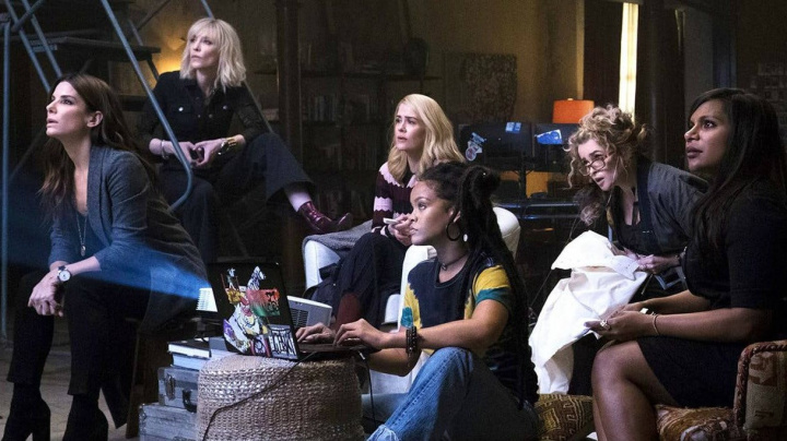 Na tohle je i George Clooney krátký: Debbie a její parťačky rozjíždí loupež roku