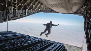 Tom Cruise představuje svůj poslední kaskadérský kousek z Mission Impossible