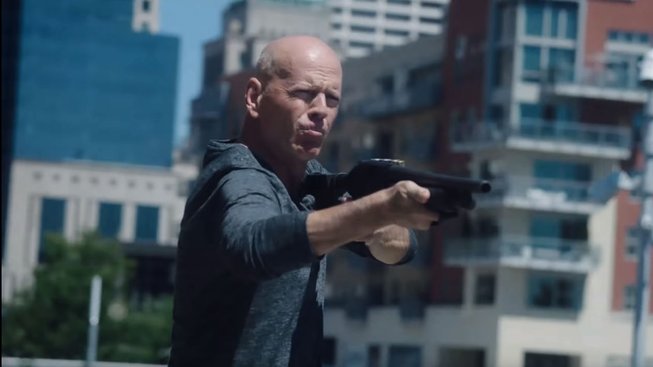 Bruce Willis se z béčkového bahna nevymaní ani s novou akcí Reprisal