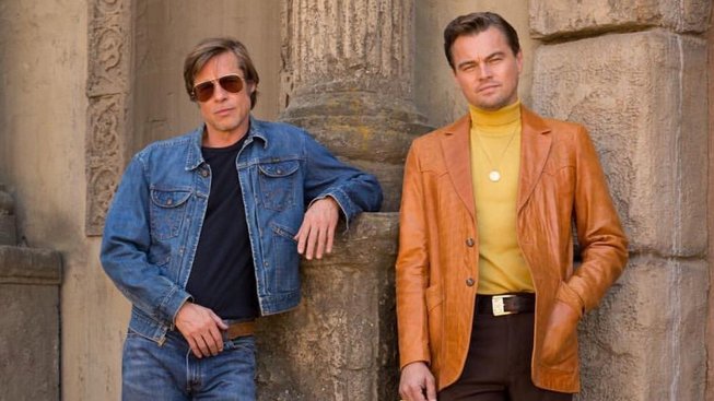 Brad Pitt a Leonardo DiCaprio na první fotce z nové tarantinovky