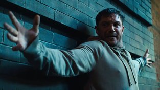 Drsný Tom Hardy bojuje v nové ukázce na Venom sám se sebou