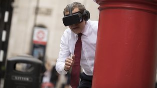 Johnny English 3: Rowan Atkinson blbne nejen s virtuální realitou