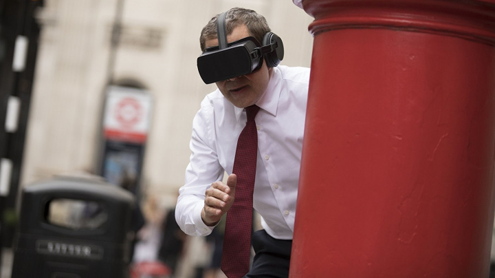 Johnny English 3: Rowan Atkinson blbne nejen s virtuální realitou