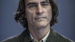 Joaquin Phoenix se představuje jako Batmanův úhlavní nepřítel Joker