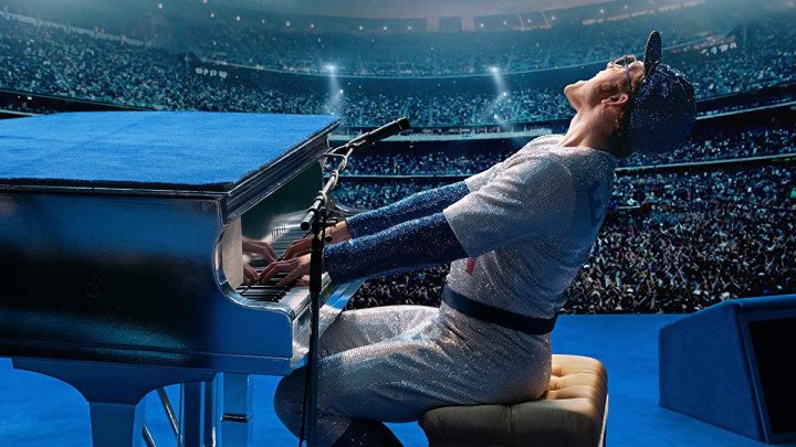 Rocketman: Taron Egerton se představuje jako Elton John