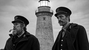 Pattinson a Dafoe představují černobílé drama o strážcích majáku