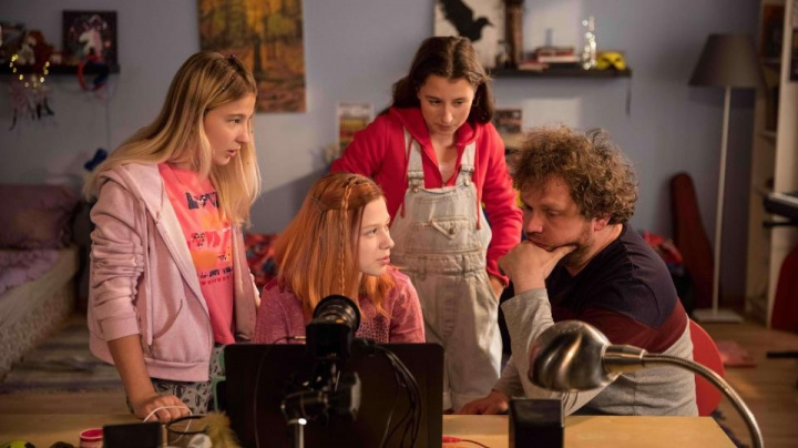 Recenze: V síti – lokální dokument o globálním problému sotva klouže po povrchu