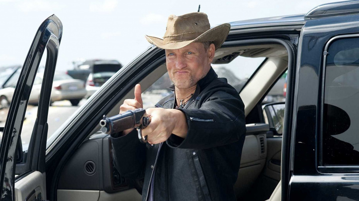 V Sony si pro svoji novou akční komedii našli slušnou náhradu. Stathama střídá Harrelson