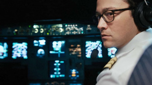 Joseph Gordon-Levitt se představuje jako pilot uneseného letadla