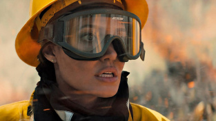 Kdo mi jde po krku postaví Angelinu Jolie proti zabijákům a lesnímu požáru