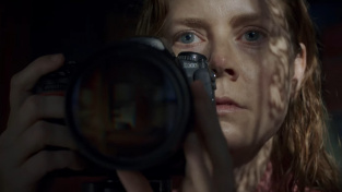 Amy Adams trpí v novém thrilleru Žena v okně na agorafobii