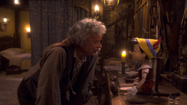 Tom Hanks se představuje jako Geppetto, tvůrci Pinocchia
