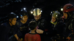 Třináct životů odvypráví příběh thajských chlapců uvězněných v zatopené jeskyni