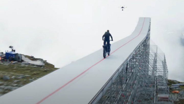 60letý Tom Cruise ukazuje natáčení svého nejnovějšího šíleného kaskadérského kousku