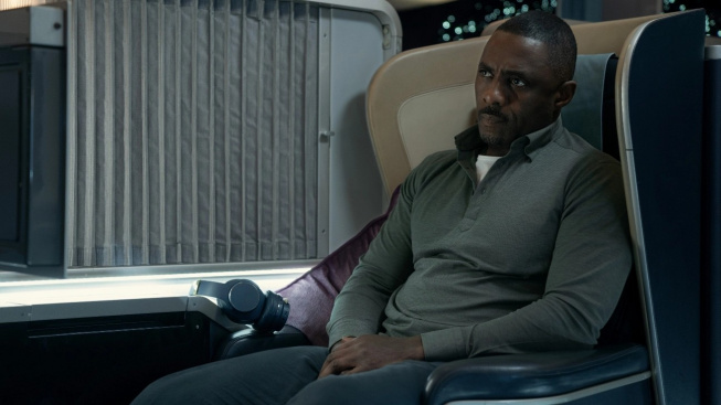 Hijack: Idris Elba versus únosci letadla, všechno ve stylu seriálové čtyřiadvacítky
