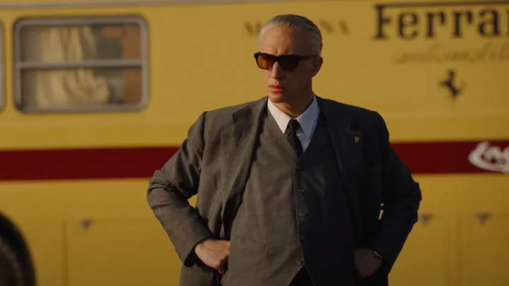 Šedivý Adam Driver se v novém životopisném dramatu představuje jako Enzo Ferrari