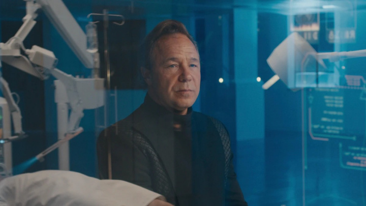 Nový krimi seriál Bodies vyšle Stephena Grahama do čtyř různých období