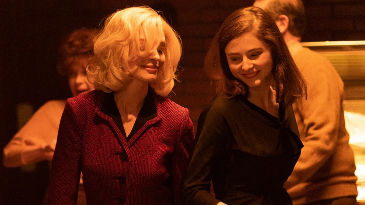 Mezi Anne Hathaway a Thomasin McKenzie to bude v novém dramatu vřít