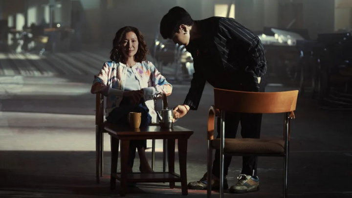 Oscarová Michelle Yeoh si v novém seriálu střihne drsnou hlavu rodiny