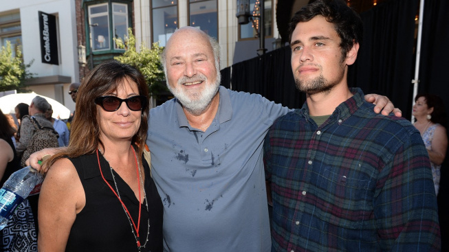 Milovaného režiséra komedií zavraždil jeho vlastní syn, svět filmu je v šoku