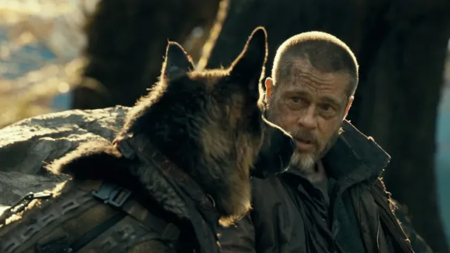 Zarostlý Brad Pitt se vrací v dobrodružné akci o dvou veteránech - vojákovi a jeho psovi