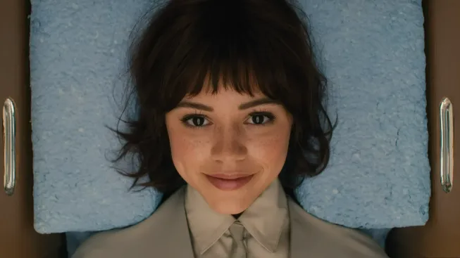 Jenna Ortega září jako robotka v traileru na sci-fi podle románu Kazua Ishigura