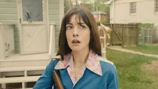 Čtyřčlenná rodina uvízlá v pravěku: Ewan McGregor a Anne Hathaway v traileru na nový horor