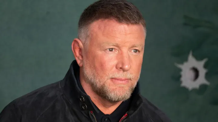 Guy Ritchie se vrací ke kořenům. Wife & Dog láká na vraždy, zradu a britskou smetánku