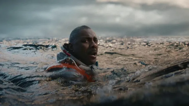 Idris Elba uvězněný na dně oceánu. Nový sci-fi thriller slibuje napínavý boj o přežití