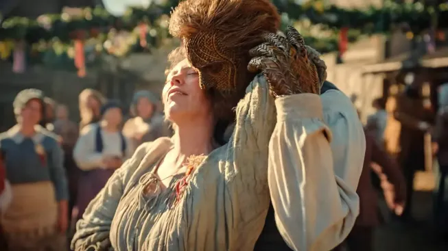 Olivia Colman si nechá uplést dokonalého manžela. Bizarní romantická komedie Wicker slibuje neobvyklý příběh lásky